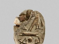 Aeg S 55 RS  Aeg S 55, Rückseite, Skarabäus, Kalkstein, H 0,7 cm, B 1,1 cm, T 1,6 cm : Bestandskatalog Ägypten, Museumsfoto: Claus Cordes